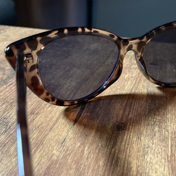 NWOT Unbranded Women's Tortoise Shell Cat Eye Sunglasses with Dark Lenses - Picture 5 of 7